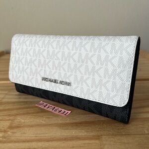 Michael Kors Wallet🎈🎈